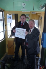 Eine Geschenkübergabe.