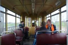 Blick in den Fahrgastraum - betroffene Gesichter.