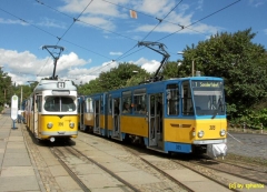 Gotha-Hauptbahnhof, rechts eine KT4D Traktion, welche die Zugreisenden zum Betriebshof bringen wird, links ein Düwag-Planzug. (c) sphenix