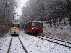 Tw 215 und 772 345 (EBS), bei Reinhardsbrunn Bf., 25.01.2014 (C) Schneider