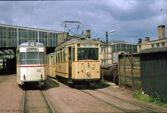 Triebwagen 57 und Triebwagen 206 auf dem Betriebshof, direkt vor der Wagenhalle. (7. Juli 1974)