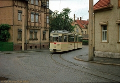 Triebwagen 208 ebenfalls in Waltershausen Hier beim Schwenk in die Goethestraße. (7. Juli 1974)