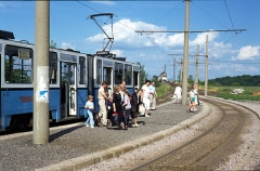 Der Pendler TW 301 ist gerade von Waltershausen angekommen; TW 213 wartet auf der Bahnbrücke. (24. Juni 1990)