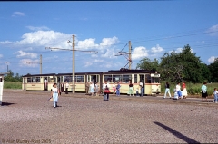 TW 213 steht für die Fahrgäste als Anschluss bereit. (24. Juni 1990)