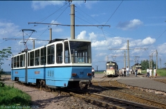 301 hat gewendet und wartet auf Reisende die gerade vom Zug aus Richtung Tabarz umsteigen. (24. Juni 1990)