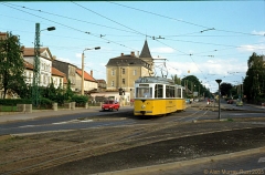 Triebwagen 43 unterwegs mit Beiwagen 83 als Linie 2 zum Ostbahnhof, biegt von der Hutten- straße in die Hersdorfstraße. (24. Juni 1990)