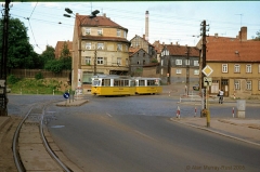 Triebwagen 43 überquert den Hersdorfplatz (24. Juni 1990)