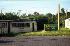 Triebwagen 212 mit Beiwagen 75 ebenfalls am Hauptbahnhof. (24. Juni 1990)