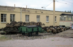 Beiwagen 77 sowie einige Drehgestelle und eine Lore. (4. Juli 1991)