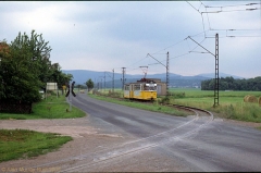 Triebwagen 214 unmittelbar hinter Wahlwinkel. Im Bild die Straße nach Schnepfenthal sowie die Strecke zum Gleisdreieck (4. Juli 1991)