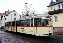 Während einer Sonderfahrt ist der Triebwagen 215 in Waltershausen unterwegs. (April 2002)