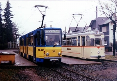 Die Wagen 301 und 215 der Straßen- und Thüringerwaldbahn Gotha treffen sich an der Endstelle in Tabarz. (April 2002)