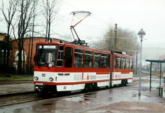 Der ehemalige Erfurter KT4D ist erst wenige Tage in Gotha als Wagen 312 im Einsatz. Hier wartet er, noch im Erfurter Farbkleid, an der Haltestelle Gleisdreieck. (April 2002)