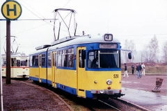 An der Haltestelle Gleisdreieck steht der Wagen 528 und wartet auf Fahrgäste die nach Waltershausen wollen. (Mai 2002)