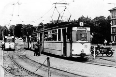 Am Hauptbahnhof wartet die Linie 4 mit Triebwagen 212 auf die nächste Abfahrt in Richtung Tabarz. Links daneben der Wagen 36 als Linie 1. (Sommer 1986)