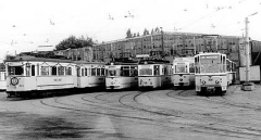Die Fahrzeugparade an der Wagenhalle anlässlich des Jubiläums