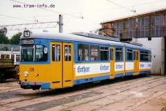Triebwagen 528 vor der Wagenhalle. (7. August 1997)