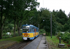 Triebwagen 306 an der Haltestelle Friedrichroda. (September 2004)