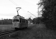 Triebwagen 395 hat gerade die Haltestelle Boxberg verlassen und fährt in Richtung Leina. (September 2004)