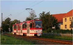 Tw 309 verlässt den Ort in Richtung Tabarz und passiert gleich das nahe gelegene Gleichrichterunterwerk (nicht im Bild). (17. August 2005)