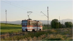 Triebwagen 311 auf der Fahrt zwischen Leina und Boxberg. Das Licht wurde hier recht knapp, wie an den langen Schatten deutlich zu sehen ist. Rechts im Bild zeigt sich der Inselsberg. Wer genau hinsieht, kann die Herkunft 'EVAG' am Fahrzeug vorn im Streiflicht erkennen. (5. September 2005)