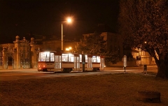 Triebwagen 311 hält an der Orangerie für 10 Sekunden, wenn niemand aus- oder einsteigt. Etwa die Hälfte der Zeit dauerte die Belichtung (Februar 2005)