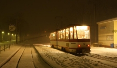 Triebwagen 312 Das Bild zeigt die Endhaltestelle Tabarz. Auf der Strecke dorthin wird die Waldbahn ihrem Namen voll gerecht, was sich manchmal auch in der Witterung widerspiegelt. Zum Aufnahmezeitpunkt herrschte hier mittleres Schneetreiben. (Februar 2005)