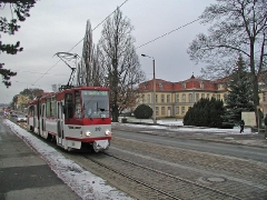 Triebwagen 309 erreicht in der Abenddämmerung die Haltestelle Orangerie. (28. Dezember 2004)