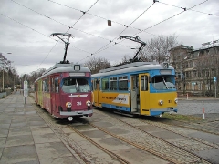 Triebwagen 396 und 318 Am Hauptbahnhof treffen sich die enden die Linien 1, 2 und 4 der Thüringer Wald- und Straßenbahn Gotha. Am 25.12.2004 stehen hier TW 396 als Linie 1 und 318 als Linie 2 zur Abfahrt bereit. (25. Dezember 2004)