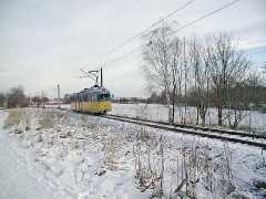 Triebwagen 401 unterwegs zwischen Waltershausen Gleisdreieck und Schnepfenthal. (28. Dezember 2004)