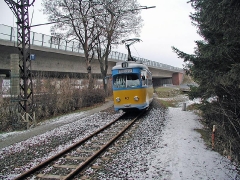 Triebwagen 401 an der Autobahnbrücke Leina. (28. Dezember 2004)