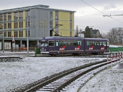 Triebwagen 408 vor demselben. (28. Dezember 2004)