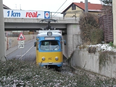 Triebwagen 442 an der Eisenbahnunterführung Sundhausen. (28. Dezember 2004)
