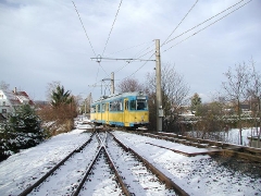 Triebwagen 528 bei der Einfahrt zum Gleisdreieck Waltershausen. (28. Dezember 2004)
