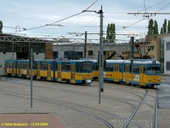 Triebwagen 305, 303 und 318. Blick auf den Betriebshof. (12.9.2004)