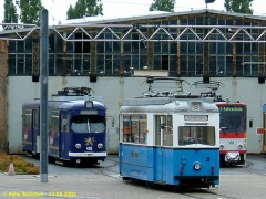 Triebwagen 408, 39 und 309 vor der Wagenhalle. (12.9.2004)