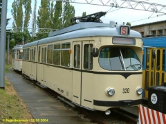 Triebwagen 320, ein ex - Mannheimer DÜWAG neben der Wagenhalle. (12.9.2004)