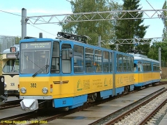Triebwagen 303 und 324 ebenso neben der Wagenhalle. (12.9.2004)
