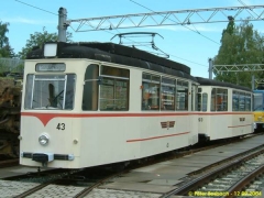 Triebwagen 43 mit Bw 93 neben der Wagenhalle. (12.9.2004)