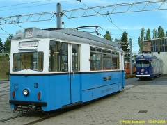 Triebwagen 39 vor Tw 408 vor der Wagenhalle. (12.9.2004)