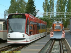 Triebwagen 636 (Combino) zu Gast aus Erfurt neben Tw 38 mit Schneepflug. (12.9.2004)