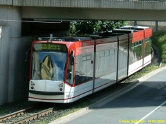 Triebwagen 636. Der Combino unter der Unterführung Sundhausen / Inselsbergstraße. (12.9.2004)