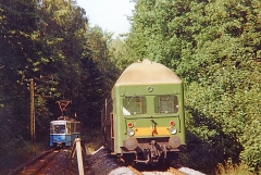 Das klassische Foto der Thüringerwaldbahn durfte nicht fehlen. Ein Doppelstockwendezug trifft den Tatra 303. im Wald