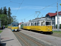 Wieder dieselbe Situation wie 15 Jahre zuvor. Der Traditionszug und Tatra TW 303 in Tabarz. Der Tw 303 musste sich jedoch zwischenzeitlich einer umfangreichen Modernisierung unterziehen.
