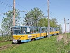 Wieder TW 303 in Doppeltraktion bei der Einfahrt im Gleisdreieck von Gotha kommend an der Bahnüberführung.