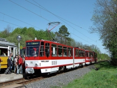 Beginnen wir in der Haltestelle Boxberg: KT4D Traktion bestehend aus TW 310 (CKD 1990, ex Erfurt 540). Dieser Wagen wurde erst am 16.04.2005 nach einer Teilmodernisierung in Betrieb genommen, im September wurde das Fahrzeug dann schon nach einen Unfall abgestellt und verschrottet.