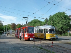 Nun ist wieder der Bahnhof erreicht. Einträchtig stehen Tatra- und DUEWAG Gelenkzug nebeneinander. Vom einstigen HO Hotel ist nur noch Baumbewuchs zu sehen.