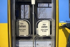 Triebwagen 528: Türsicherung mit Doppelklappe. (10. April 2002)