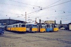 Betriebshof. Fahrzeugparade vor der Wagenhalle. (zwischen 1991 und 1994)
