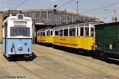 Triebwagen 38 zusammen mit dem historischen Zug (56-82-101) auf dem Betriebshof. (zwischen 1991 und 1994)